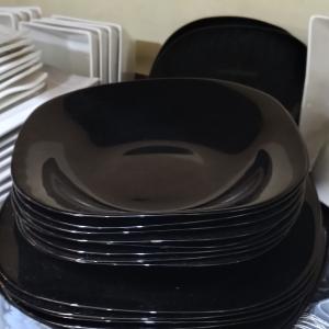 Assiettes plates noires